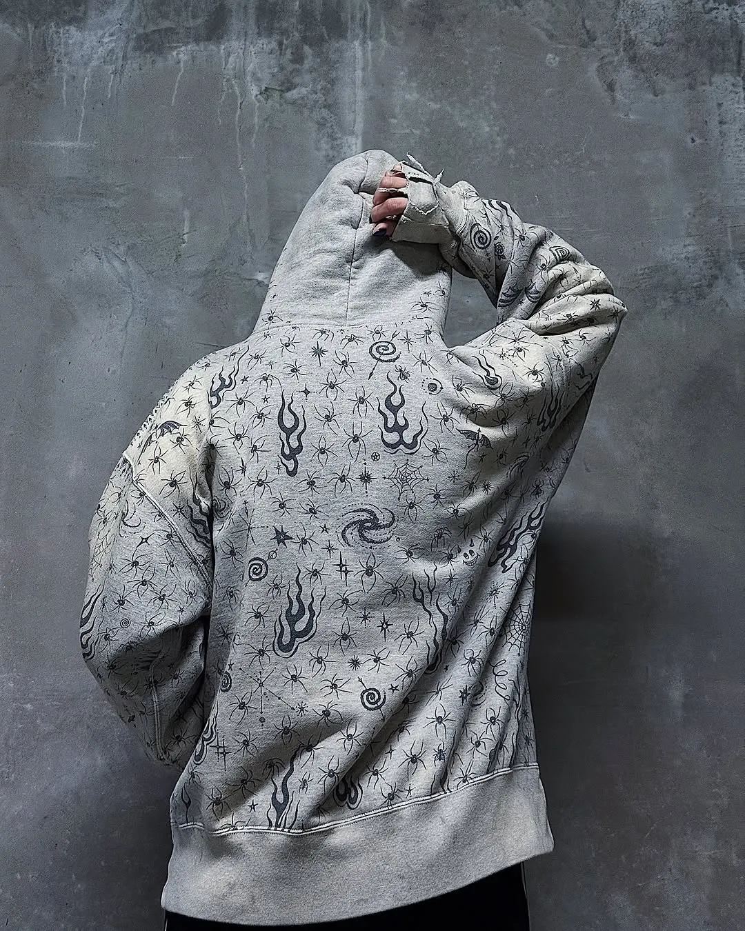 SAINT Mxxxxxx x DR. WOO HOODIE ' Dr.Woo ' /GRY Flame Swirl Spider Web Hoodie Distressed Gray S-XL Custom-woven and dyed nostalgic gray fabric. After printing, the garment is sprayed with potion to cause the fabric to oxidize and fade. A large number of artificial fabric destruction processes are added to make the whole piece of clothing look aged and unique like a work of art. This hoodie is co-branded with a famous tattoo design artist and customized with a full set of Dr.Woo accessories. Bringing you authentic items!